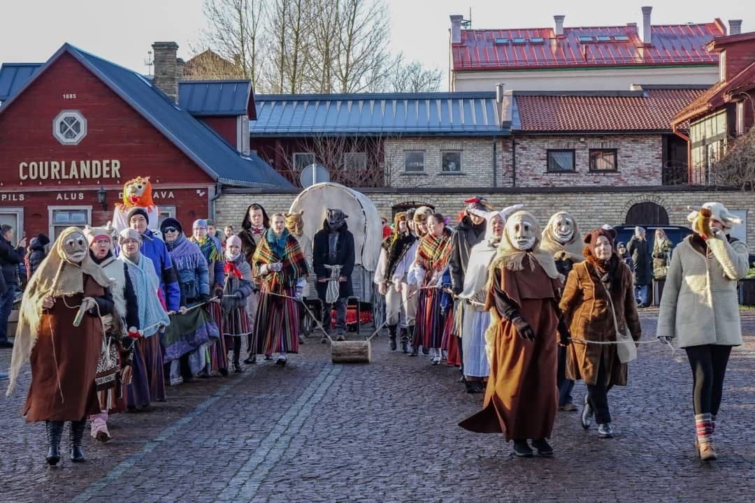 Bluķa vilkšana un Ziemas saulgriežu norises