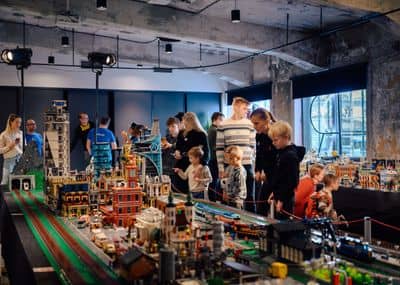 Ķieģeļu jautrība PROTO izgudrojumu fabrikā