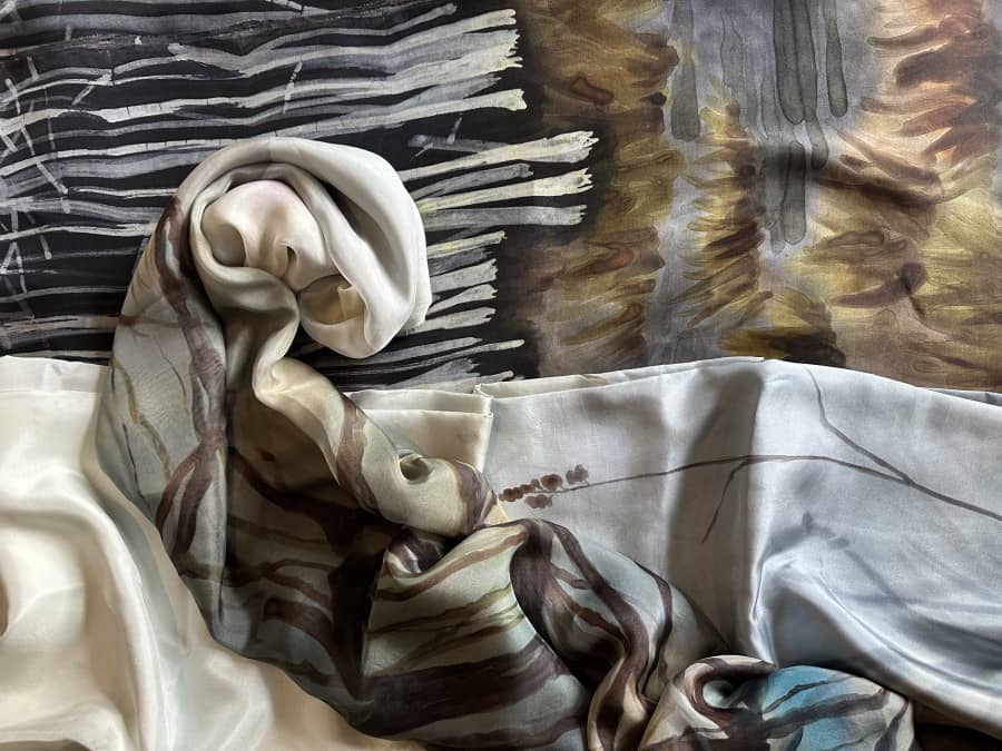 Rūtas Burbulės un Eglės Lipinskaitės zīda gleznojumu izstāde "Mīlestības labirintos"