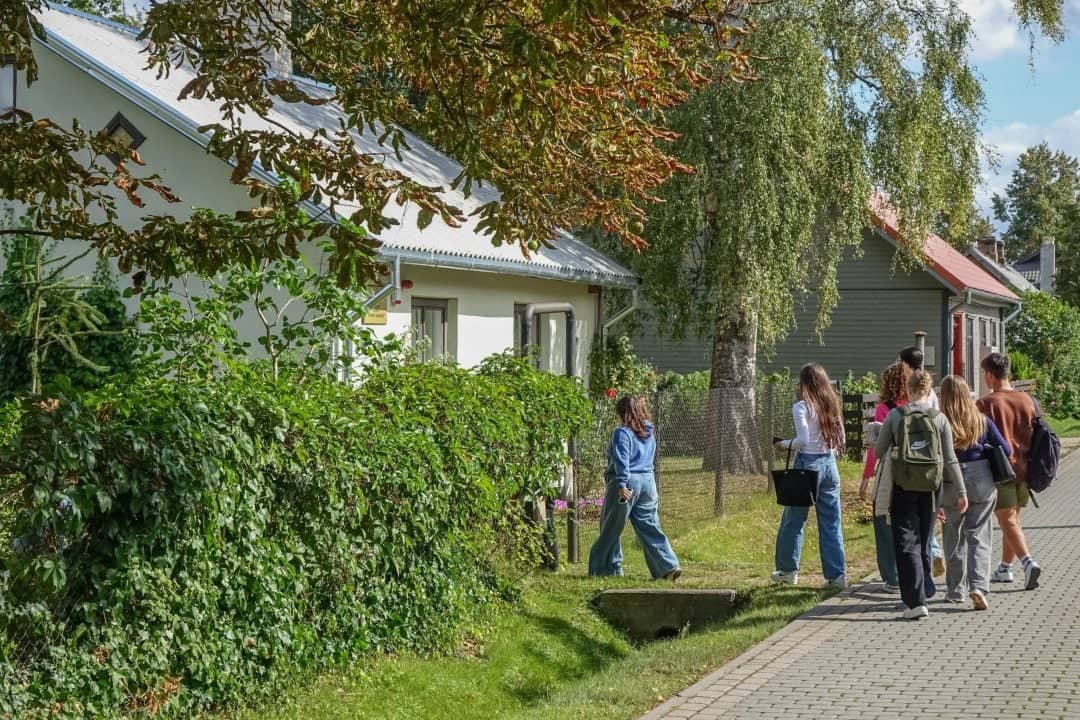 “Gaisma burciņā”