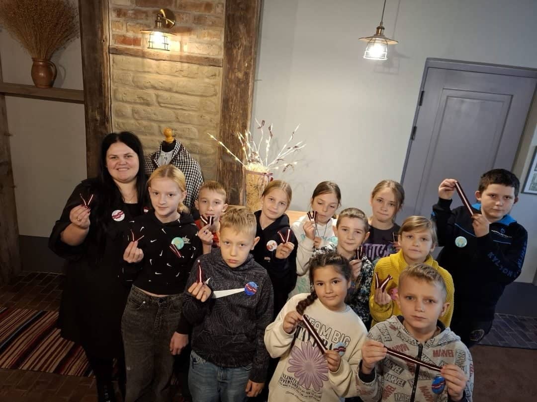 “Noaud savu patriotisko lenti!”